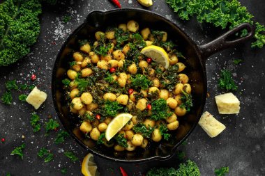 Fried lahana ve patates gnocci chilie ile peccorino peynir ve limon dilimleri rustik tavada. Italyan Mutfagi
