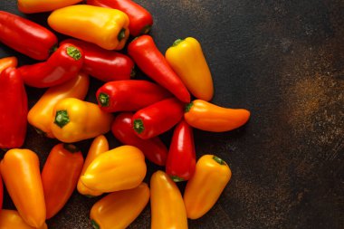 Taze tatlı kırmızı, sarı ve turuncu mini biber. sağlıklı çiğ sebze gıda