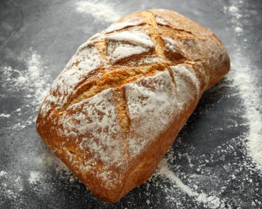 Fırından yeni çıkmış hamur mayası ekmek siyah arka plan üzerine