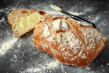 taze pişmiş hamur mayası ekmek ve tereyağı ile iki dilim