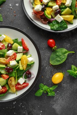 Taze salata salatalık, kiraz domates, marul, kırmızı soğan, beyaz peynir ve siyah zeytin ile. Sağlıklı gıda