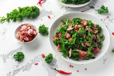 Ev yapımı Kale mantar, biber ve balsamik sirke soyunma pastırma salatası