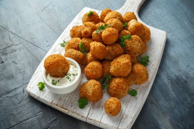 Ev yapımı kotletpane sarımsak mantar ekşi krema ve beyaz ahşap tahta üzerinde maydanoz ile
