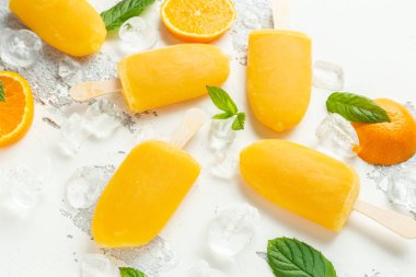Çubuklu dondurmayı, çubuk üzerinde buz lollies buz beyaz zemin üzerine tatlı portakal suyu ile