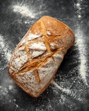 Fırından yeni çıkmış hamur mayası ekmek siyah arka plan üzerine