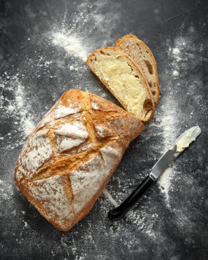 taze pişmiş hamur mayası ekmek ve tereyağı ile iki dilim