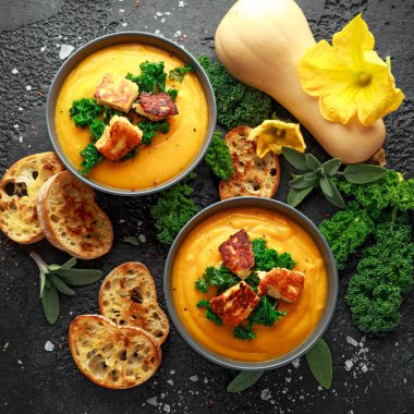 Pişmiş Balkabagi ve havuç krem çorba, haşlanmış lahana ve kızarmış halluomi