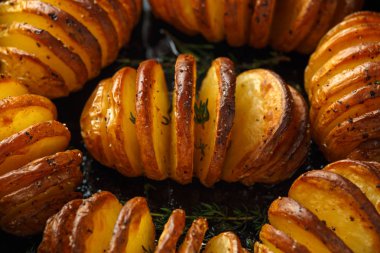 Fırında patates tuz, biber ve otlar ile dökme demir tavada servis Hasselback