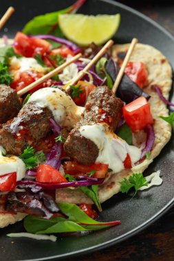 Kuzu Nane Kebap ile gözleme, mix sebze, kireç ve Yunan yoğurt biber sosu