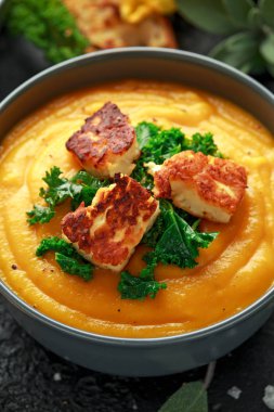 Pişmiş Balkabagi ve havuç krem çorba, haşlanmış lahana ve kızarmış halluomi