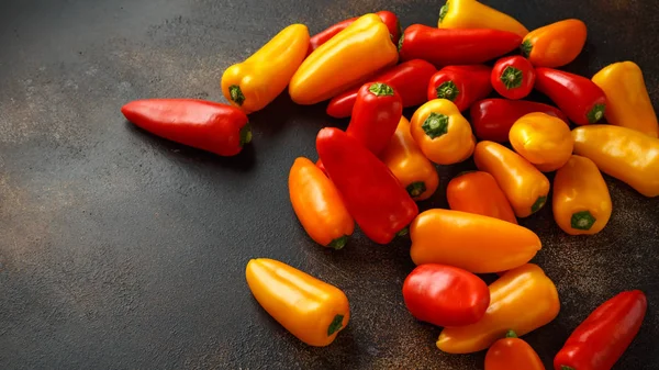Taze tatlı kırmızı, sarı ve turuncu mini biber. sağlıklı çiğ sebze gıda