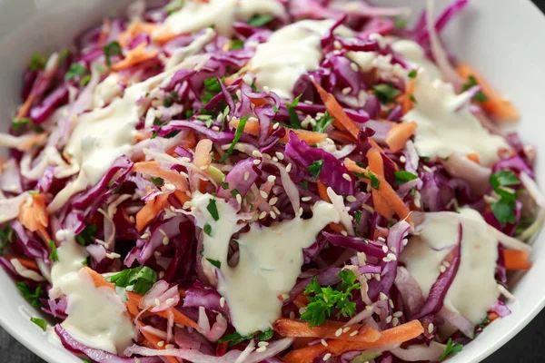 Coleslaw salad with red, white cabbage, carrot, parsley, sesame seeds. served with mayonnaise and lemon — Stock Photo, Image