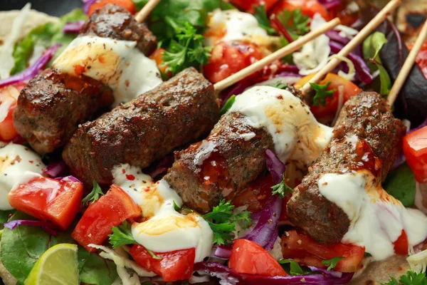 Lamb mint kebabs with flatbread, mix of vegetables, lime and greek yoghurt chilli sauce — Stock Photo, Image