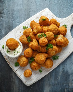 Ev yapımı kotletpane sarımsak mantar ekşi krema ve beyaz ahşap tahta üzerinde maydanoz ile.
