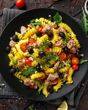 Makarna ton balıklı salata domates, vahşi roket, siyah zeytin ve kırmızı soğan ile.