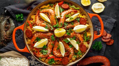 Kızartma tavada tavuk, karides, baharatlı chorizo, limon ve beyaz şarap ile geleneksel paella
