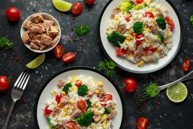 Taze ton balığı salatası Tatlı Mısır, cherry domates, brokoli, maydanoz ve limon siyah kase pirinç.
