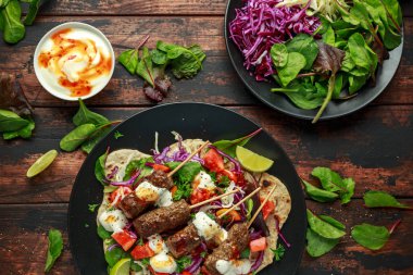 Kuzu Nane Kebap ile gözleme, mix sebze, kireç ve Yunan yoğurt biber sosu.