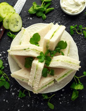 Salatalıklı sandviç yumuşak peynir ile deniz tuzu ve su cress çay partisi için.