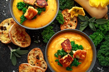 Pişmiş Balkabagi ve havuç krem çorba, haşlanmış lahana ve kızarmış halluomi.