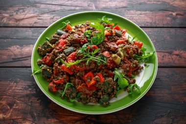 Mercimek salatası közlenmiş kırmızı biber, kabak ve kuru domates, limon. sağlıklı gıda, vejetaryen ve vegan tarzı.