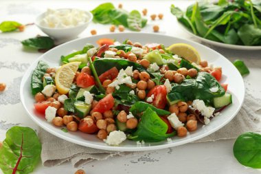 Nohut Salatası salatalık, domates, beyaz peynir ve yeşil beyaz bir tabak içinde karıştırın. sağlıklı gıda