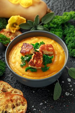 Pişmiş Balkabagi ve havuç krem çorba, haşlanmış lahana ve kızarmış halluomi.