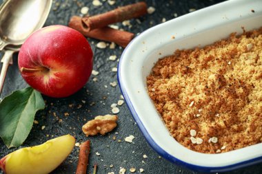 Geleneksel İngiliz elmalı kek vintage yemek pişmiş ve krema ile servis edilir