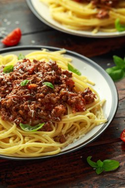 İtalyan makarna bolognese sığır, fesleğen ve parmesan peyniri ile