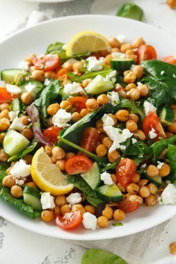 Nohut Salatası salatalık, domates, beyaz peynir ve yeşil beyaz bir tabak içinde karıştırın. sağlıklı gıda.