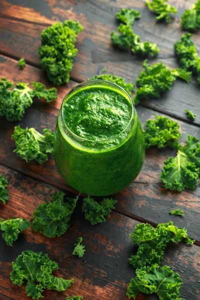 Kale Ahşap Masa Ile Yeşil Smoothies — Stok fotoğraf