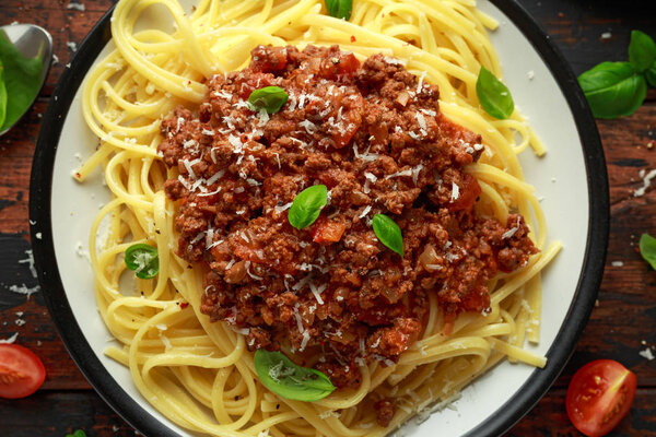 Итальянская паста болоньезе с говядиной, базиликом и сыром пармезан
.