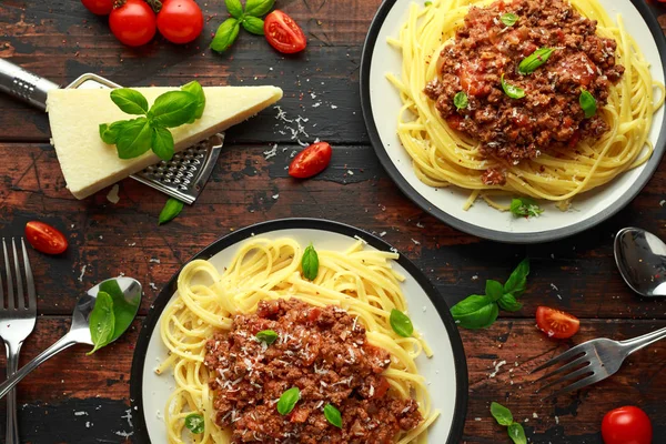 Bolonhesa Macarrão Italiano Com Carne Bovina Manjericão Queijo Parmesão — Fotografia de Stock