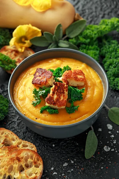 Pişmiş Balkabagi ve havuç krem çorba, haşlanmış lahana ve kızarmış halluomi.