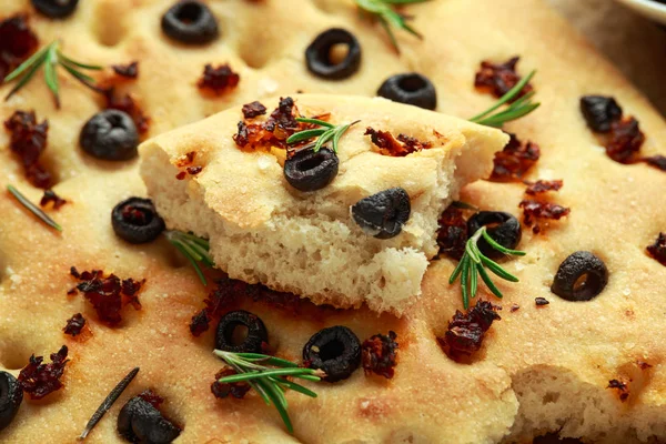 Hemmagjord italiensk focaccia med solen torkade tomater, svarta oliver och rosmarin — Stockfoto