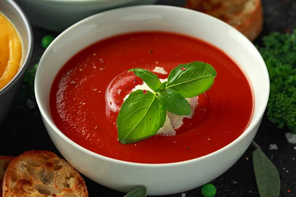 Tomato and fresh basil soup with garlic, cracked pepper corns, served with parmesan cheese, toast bread — Stock Photo, Image