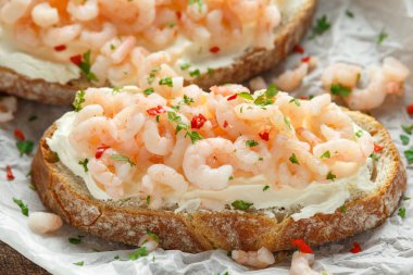 Karides, karides deniz ürünleri bruschetta krem peynir, maydanoz ve kırmızı biber ile.