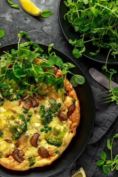 Zelfgemaakte Frittata Met Champignons Broccoli Fetakaas Doperwtjes Spek Zwarte Plaat — Stockfoto