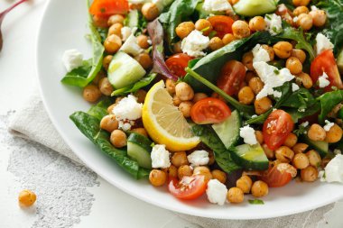 Nohut Salatası salatalık, domates, beyaz peynir ve yeşil beyaz bir tabak içinde karıştırın. sağlıklı gıda