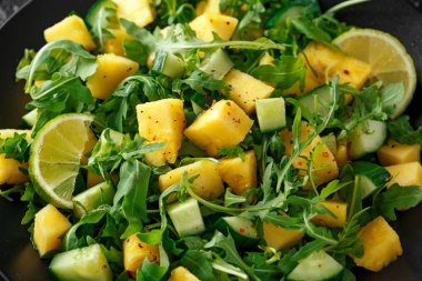 Ananas salatalık salatası vahşi yeşil roka, limon ve zeytin yağı. Sağlıklı sulu gıda.