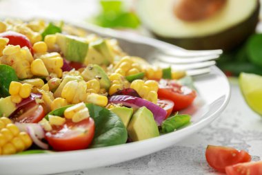 Tatlı Mısır salata domates, avokado, kırmızı soğan, otlar ve kireç.