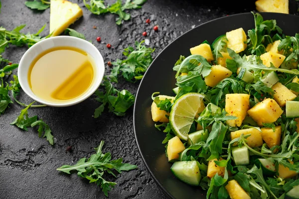 Salada Pepino Abacaxi Com Foguete Verde Selvagem Limão Azeite Alimentos — Fotografia de Stock