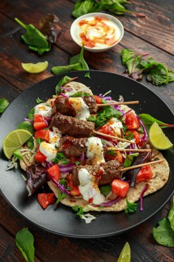 Kuzu Nane Kebap ile gözleme, mix sebze, kireç ve Yunan yoğurt biber sosu.