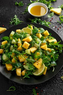 Ananas salatalık salatası vahşi yeşil roka, limon ve zeytin yağı. Sağlıklı sulu gıda.