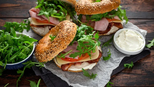 Bagels Frescos Sanduíches Com Creme Queijo Bacon Tomate Foguete Verde — Fotografia de Stock