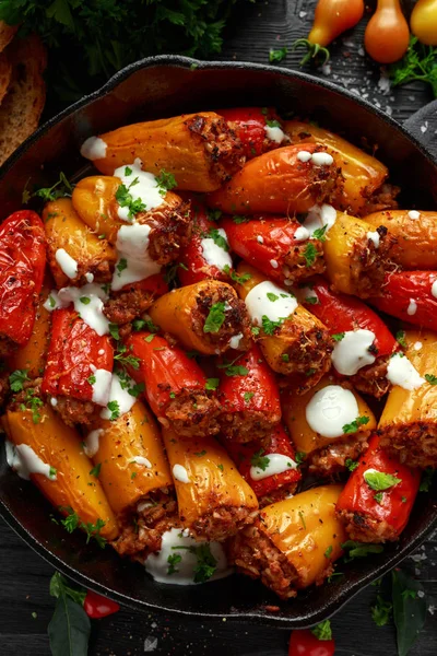 Kolbászhús Darálják Töltött Édes Mini Paprika Öntöttvas Serpenyőben Tetején Joghurt — Stock Fotó