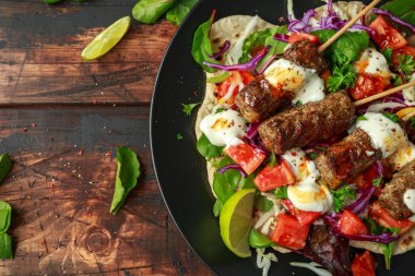 Kuzu Nane Kebap ile gözleme, mix sebze, kireç ve Yunan yoğurt biber sosu