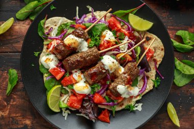 Kuzu Nane Kebap ile gözleme, mix sebze, kireç ve Yunan yoğurt biber sosu