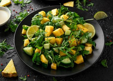Ananas salatalık salatası vahşi yeşil roka, limon ve zeytin yağı. Sağlıklı sulu gıda