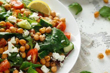 Nohut Salatası salatalık, domates, beyaz peynir ve yeşil beyaz bir tabak içinde karıştırın. sağlıklı gıda.